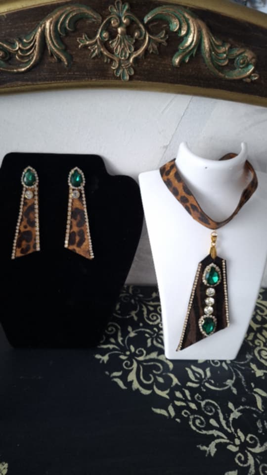 Leopard strap and necklace necklace